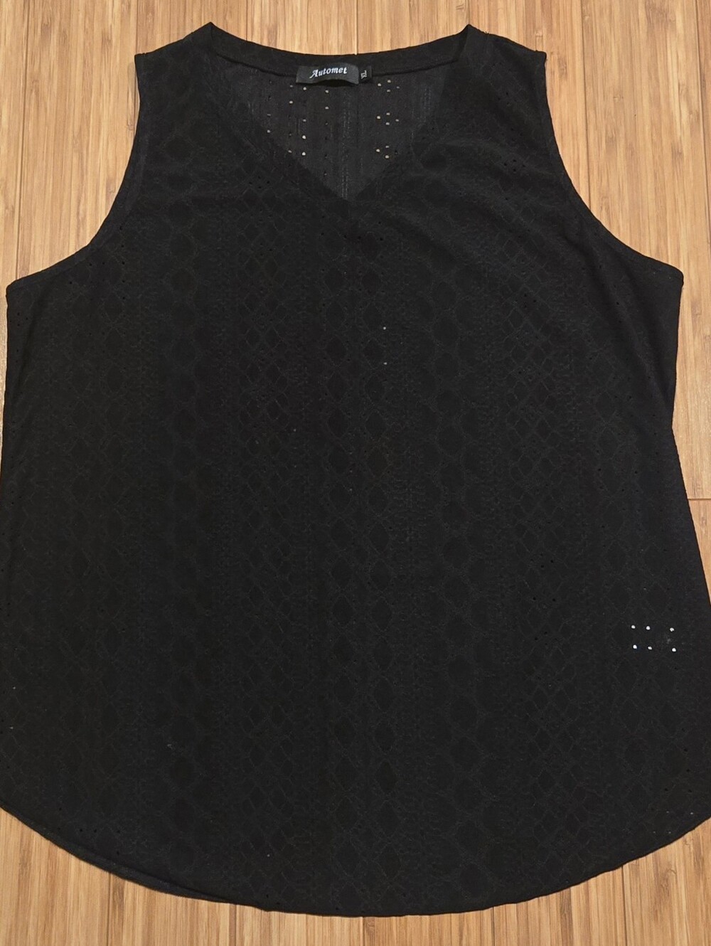 Automet Black Lace-Texture V-Neck Tank Top